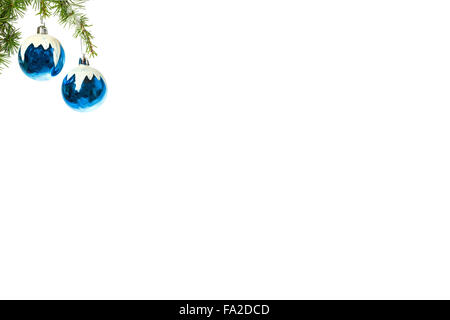 Natale o Capodanno con decor di pino o abete e neve ornamenti blu sfere. Lo spazio vuoto o il luogo per il vostro testo, saluto c Foto Stock