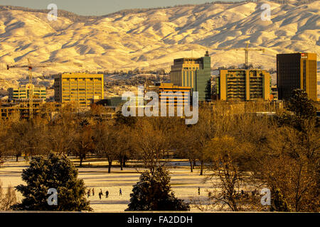 Vista panoramica in inverno del Centro Cittadino di Boise alti edifici circondati da coperta di neve Boise pedemontana, Boise, Idaho, Stati Uniti d'America Foto Stock