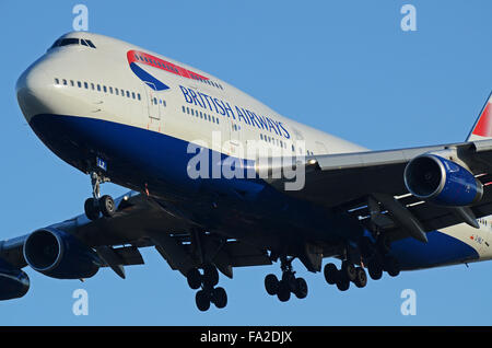 British Airways Boeing 747 -436 - Jumbo aereo di linea G-BNLZ atterraggio all'aeroporto di Londra Heathrow, Regno Unito Foto Stock