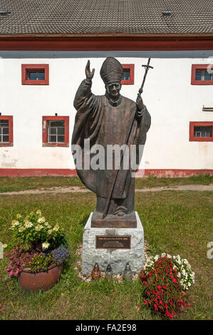 Un monumento di Papa Giovanni Paolo II, 1978-2005, Abbazia cistercense, Stift San Marienthal sulla Neisse, Oberlausitz, Bassa Sassonia, Germania Foto Stock