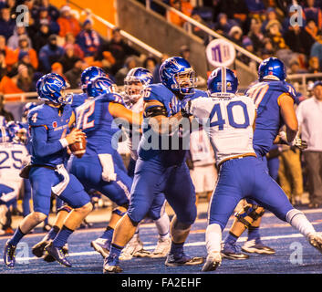 Calcio, Boise State Quarterback Brett Rypien passando in gioco contro Air Force nel Albertson's Stadium, Boise, Idaho, Stati Uniti d'America Foto Stock