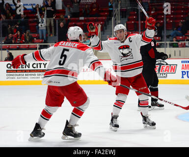 Charlotte, North Carolina, Stati Uniti d'America. Xx Dec, 2015. La Checkers celebrare il gioco vincente obiettivo straordinario da dama C Derek Ryan (10) durante il gioco di AHL tra il Lago Erie mostri e il Charlotte Checkers domenica 20 dicembre 2015 in Bojangles Coliseum, in Charlotte, NC. Giacobbe Kupferman/CSM Credito: Cal Sport Media/Alamy Live News Foto Stock