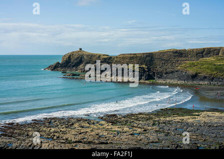 Vista da Pembrokeshire sentiero costiero di St Brides Bay e Abereiddy, vicino a St David's, Pembrokeshire, Wales, Regno Unito Foto Stock