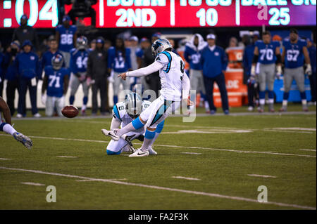 East Rutherford, New Jersey, USA. Xx Dec, 2015. Pantere' place kicker Graham Gano (9) interviene il gioco vincente obiettivo di campo con quattro secondi al Regolamento nella seconda metà durante l'azione di NFL tra la Carolina Panthers e New York Giants a MetLife Stadium di East Rutherford, New Jersey. Le Pantere sconfitto il Giants 38-35. Duncan Williams/CSM/Alamy Live News Foto Stock