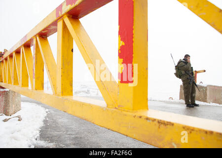 Alture del Golan, Siria. Xx Dec, 2015. Un soldato israeliano sta di guardia in una posizione militare in Mt. Hermon nella controllata israeliana Golan, al confine con la Siria, Dic 20, 2015. Israele ha dichiarato un elevato stato di allerta seguenti notizie di un prominente Hezbollah leader militari uccisi durante un raid aereo su Damasco tardi sabato, fonti detto Domenica. Credito: JINIPIX/Xinhua/Alamy Live News Foto Stock