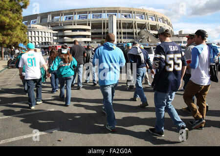 San Diego, Stati Uniti d'America. Xx Dec, 2015. SAN DIEGO, Dicembre 20, 2015 | Gli appassionati di calcio di inserire lo Stadio Qualcomm prima i caricatori partita contro Miami in San Diego di domenica. | -Obbligatorio Photo Credit: Foto di Hayne Palmour IV/San Diego Union-Tribune, LLC Credit: Hayne Palmour Iv/U-T San Diego/ZUMA filo/Alamy Live News Foto Stock