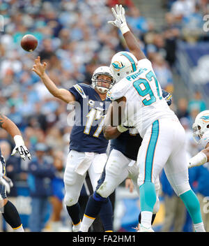 San Diego, California, Stati Uniti d'America. Xx Dec, 2015. San Diego Chargers quarterback PHILIP RIVERS getta un passaggio nel secondo trimestre contro i delfini durante l'azione di NFL presso lo Stadio Qualcomm. Credito: K.C. Alfred/U-T San Diego/ZUMA filo/Alamy Live News Foto Stock