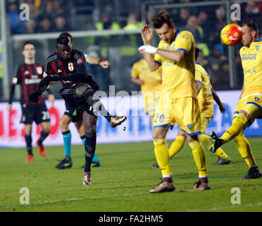 Frosinone, Italia. Xx Dec, 2015. M'baye Niang durante il campionato italiano di una partita di calcio tra Frosinone e AC Milano presso lo Stadio Matusa di Frosinone. Milano ha vinto con il punteggio di 4 - 2. Credito: Ciro De Luca/Pacific Press/Alamy Live News Foto Stock