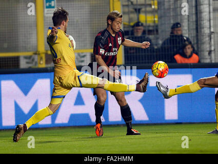 Frosinone, Italia. Xx Dec, 2015. Keisuke Honda durante il campionato italiano di una partita di calcio tra Frosinone e AC Milano presso lo Stadio Matusa di Frosinone. Milano ha vinto con il punteggio di 4 - 2. Credito: Ciro De Luca/Pacific Press/Alamy Live News Foto Stock