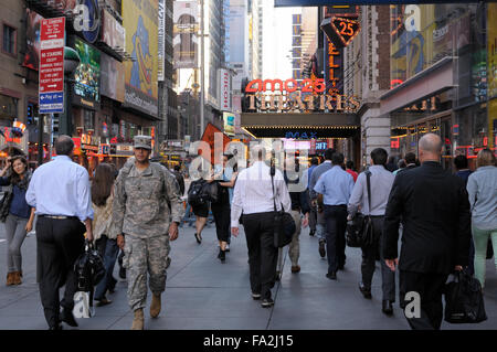 Una mattina di Manhattan a West 42nd Street presso l'Ottava Avenue, New York New York. Foto Stock