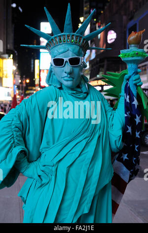 Un Uomo Che Si Pone Come Statua Della Libertà Nei Pressi Di Times Square.  Immagine Stock Editoriale - Immagine di città, intrattenimento: 226742409