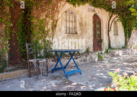 Vecchia casa ricoperta da vigneti nel monastero di Anafonitria Zante, Grecia Foto Stock