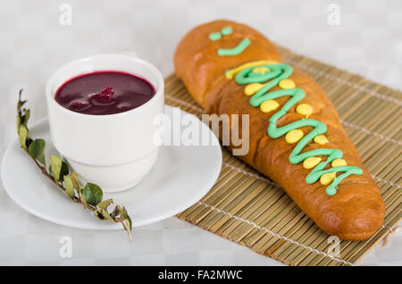 Tradizionale cibo ecuadoriana, guaguas de pan e colada morada Foto Stock