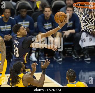 Denver, Colorado, Stati Uniti d'America. Xx Dec, 2015. Pellicani Anthony Davis va in per il lay up durante il 1st. La metà presso il Pepsi Center domenica notte. I pellicani battere le pepite 130-125 Credito: Hector Acevedo/ZUMA filo/Alamy Live News Foto Stock