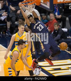 Denver, Colorado, Stati Uniti d'America. Xx Dec, 2015. Pellicani Anthony Davis, centro, schiacciate la sfera durante la 1a. La metà presso il Pepsi Center domenica notte. I pellicani battere le pepite 130-125 Credito: Hector Acevedo/ZUMA filo/Alamy Live News Foto Stock