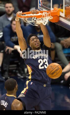 Denver, Colorado, Stati Uniti d'America. Xx Dec, 2015. Pellicani Anthony Davis schiacciate la sfera durante la 1a. La metà presso il Pepsi Center domenica notte. I pellicani battere le pepite 130-125 Credito: Hector Acevedo/ZUMA filo/Alamy Live News Foto Stock