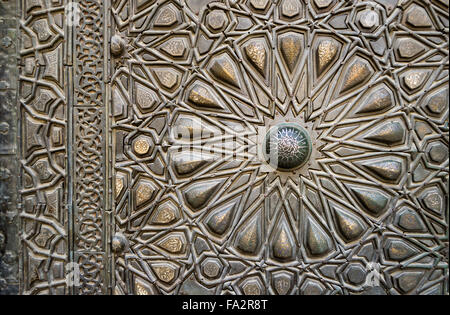 Ornamenti di bronzo-piastra porta di una vecchia moschea, il vecchio Cairo, Egitto Foto Stock