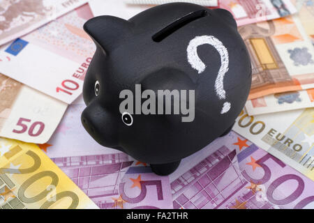 Una carta nera salvadanaio con le banconote in euro in background Foto  stock - Alamy