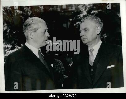 1955 - Commonwealth si apre la conferenza di Londra: il Commonwealth Primi ministri della Conferenza Episcopale si è aperta questa mattina al n., 10 Downing street. La foto mostra il primo ministro, sig. Harold Macmillan, (sinistra), visto in conversazione con l'on. John Diefenbaken, il primo ministro del Canada, nei giardini di n. 10, oggi. © Keystone Pictures USA/ZUMAPRESS.com/Alamy Live News Foto Stock