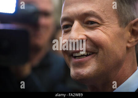 Manchester, Stati Uniti. Xix Dec, 2015. Ex Governatore del Maryland Martin O'Malley parla con i giornalisti dopo la terza democratica dibattito presidenziale. © Luca William Pasley/Pacific Press/Alamy Live News Foto Stock