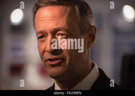 Manchester, Stati Uniti. Xix Dec, 2015. Ex Governatore del Maryland Martin O'Malley parla con i giornalisti dopo la terza democratica dibattito presidenziale. © Luca William Pasley/Pacific Press/Alamy Live News Foto Stock