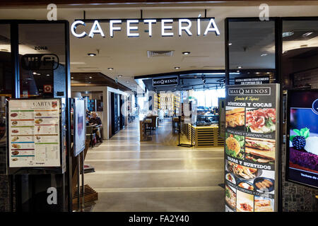 Madrid Spagna,Ispanico Moncloa-Aravaca,Calle de la Princesa,El Corte Ingles,grandi magazzini,caffetteria,ristorante ristoranti ristorazione caffè,fr Foto Stock