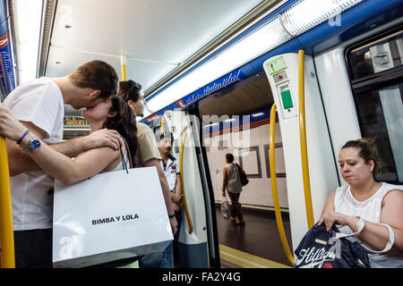 Madrid Spagna,Europa,spagnolo,latino ispanico Latino etnia immigranti minoritari, Moncloa-Aravaca,Arguelles Metro Station,metro,treno,public tra Foto Stock