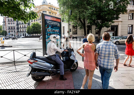 Madrid Spagna,Europa,spagnolo,latino ispanico Latino etnia immigranti minoritari,Centro,Chamberi,Plaza Alonzo Martinez,motore scooter SYM MaxSYM Foto Stock