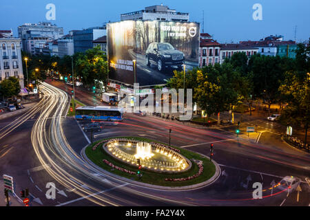 Madrid Spagna,Europa,spagnolo,ispanico Latino etnia immigrati minoritari minoranza,Centro,Chamberi,Plaza Alonzo Martinez,crepuscolo,vita notturna anche Foto Stock