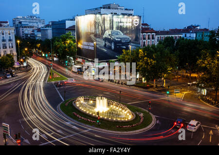 Madrid Spagna,Centro ispanico,Chamberi,Plaza Alonzo Martinez,crepuscolo,notte sera,esposizione del tempo,cerchio del traffico,fontana,illuminato,Spain150706107 Foto Stock