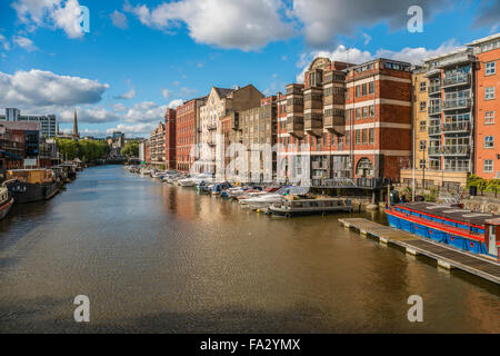 Vista dal Redcliffe ponte sul porto di galleggiante verso il ponte di Bristol, Bristol, Somerset, Inghilterra, Regno Unito Foto Stock