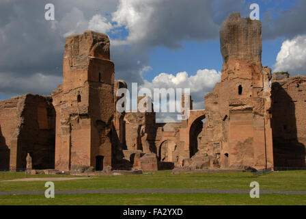 Rovine di antiche terme romane di Caracalla complesso con bellissimo cielo Foto Stock