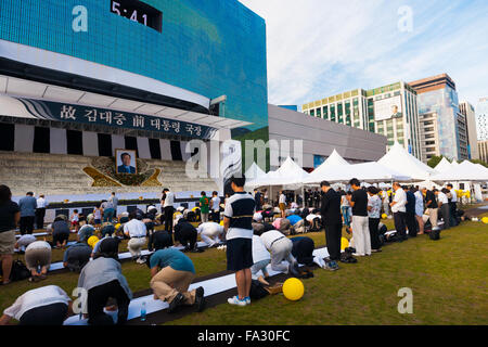 Lutto coreani line up, prestando ultimo rispetti a city hall memoriale pubblico del presidente e Premio Nobel per la pace, Kim Dae Jung Foto Stock