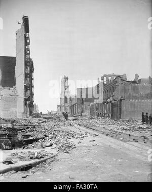 Rovine di Sutter Street fino da Grant Avenue dopo il terremoto di San Francisco, California, USA, circa 1906 Foto Stock