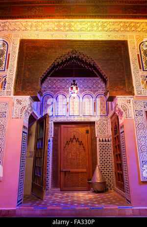 Un ingresso di suite in un autentico, bella e tradizionale riad hotel. Il Marocco. Foto Stock