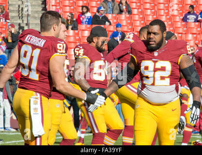 Landrover, Maryland, Stati Uniti d'America. Xx Dec, 2015. Washington Redskins difensivo fine Chris Baker (92), a destra e al di fuori di linebacker Ryan Kerrigan (91), a sinistra stringe la mano come essi warm-up prima che il gioco contro le fatture della Buffalo di FedEx Campo in Landover, Maryland domenica 20 dicembre, 2015. Credito: Ron Sachs/CNP - nessun filo SERVICE - Credit: dpa picture alliance/Alamy Live News Foto Stock