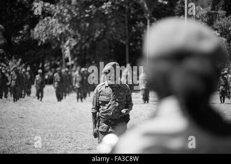 29 maggio 2015 - Papua occidentale - un senior OPM Commander saluta il suo superiore durante un trapano militare (credito Immagine: © Rohan Radheya via ZUMA filo) Foto Stock