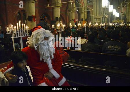 Lahore. Xx Dec, 2015. Cristiani pakistani frequentare un pre-natale domenica servizio in Pakistan orientale di Lahore il 20 dicembre, 2015. Credito: Jamil Ahmed/Xinhua/Alamy Live News Foto Stock