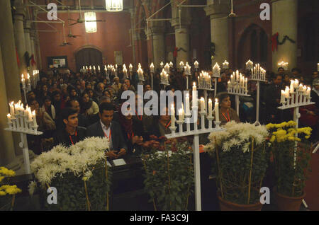 Lahore. Xx Dec, 2015. Cristiani pakistani frequentare un pre-natale domenica servizio in Pakistan orientale di Lahore il 20 dicembre, 2015. Credito: Jamil Ahmed/Xinhua/Alamy Live News Foto Stock