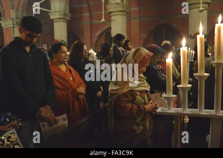 Lahore. Xx Dec, 2015. Cristiani pakistani frequentare un pre-natale domenica servizio in Pakistan orientale di Lahore il 20 dicembre, 2015. Credito: Jamil Ahmed/Xinhua/Alamy Live News Foto Stock