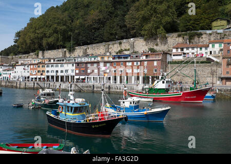 Barche da pesca tradizionali nel porto di San Sebastian Foto Stock