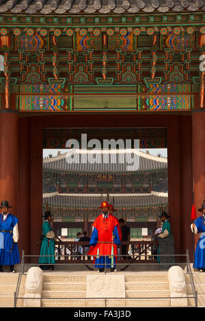 Soldati, funzionari nel periodo antico costume di guardia all'entrata scale di Gyeongbokgung Palace, la residenza reale di re Foto Stock