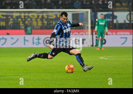 Milano, Italia. Dicembre 20th, 2015. Gary Medel di FC Inter in azione durante la Serie A italiana League Soccer match tra Inter e Milan e SS Lazio a San Siro di Milano, Italia. Credito: Gaetano Piazzolla/Alamy Live News Foto Stock