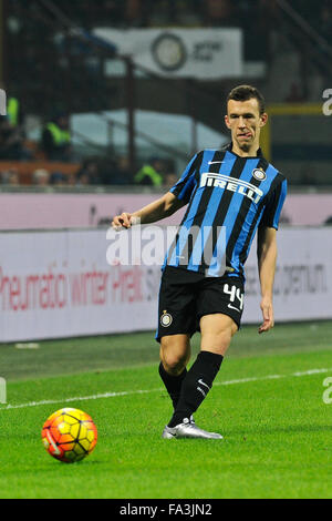 Milano, Italia. Dicembre 20th, 2015. Ivan Perisic di FC Inter in azione durante la Serie A italiana League Soccer match tra Inter e Milan e SS Lazio a San Siro di Milano, Italia. Credito: Gaetano Piazzolla/Alamy Live News Foto Stock