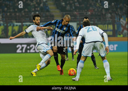 Milano, Italia. Dicembre 20th, 2015. Jeison Murillo di FC Inter in azione durante la Serie A italiana League Soccer match tra Inter e Milan e SS Lazio a San Siro di Milano, Italia. Credito: Gaetano Piazzolla/Alamy Live News Foto Stock