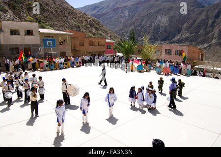 Gli spettatori, musicisti, capi di governo al 500 anno celebrazione di Luribay, Bolivia, un piccolo villaggio boliviano, Sud America Foto Stock