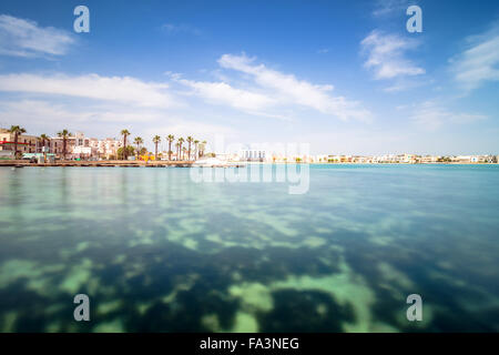 Una lunga esposizione vista giorno del mar Mediterraneo e del litorale di Porto Cesareo, Italia. Foto Stock