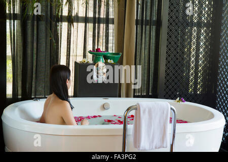 Una giovane donna latinoamericana rilassante in una spa Foto Stock