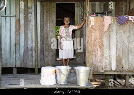 Un vagabondaggio amazzonico (caboclo) nella sua casa di legno palafitte sul fiume in Amazzonia, Amazonas state, Amazon, Brasile Foto Stock