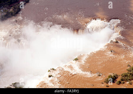 Vista aerea della Gola del Diavolo all'Iguacu / Iguazu/Iguassu Falls in Argentina e Brasile Foto Stock
